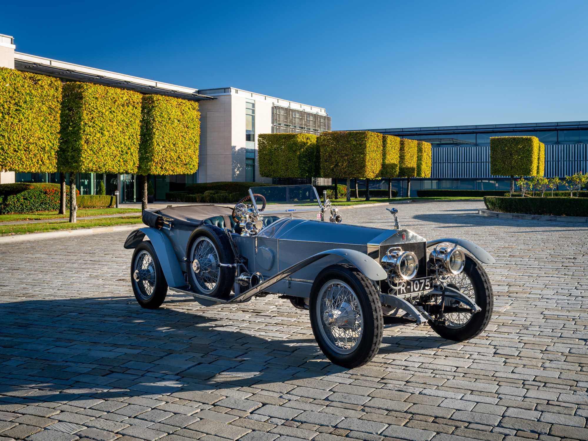 Châssis 1701 de la Rolls-Royce Silver Ghost devant le Home of Rolls-Royce à Goodwood